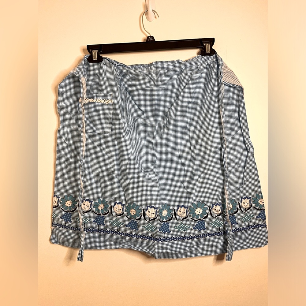 Vintage blue and white singing flowers gingham apron with pocket.